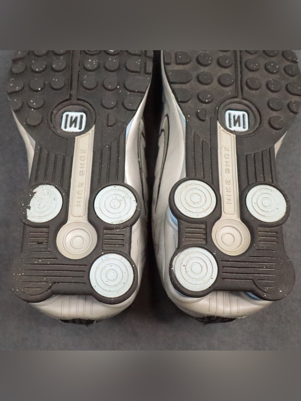 Nike Shox R4 Youth Size 7Y Womens 8.5 Metallic Silver Black Blue CW2626-004 - Picture 13 of 15